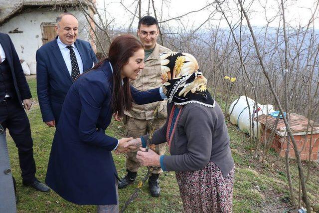 Kadın kaymakam vatandaşın yanında