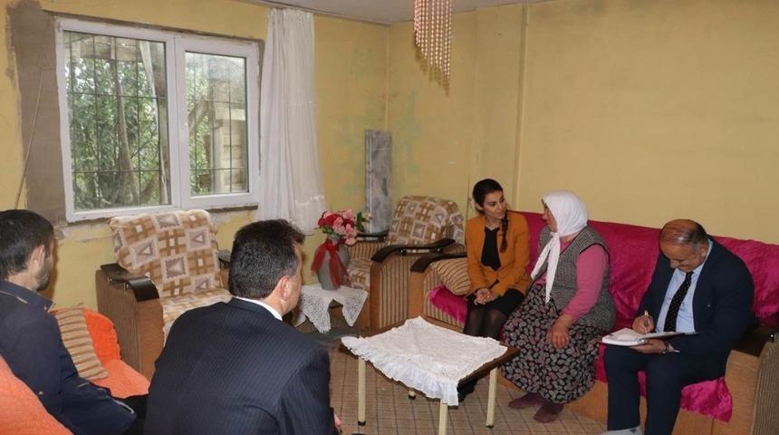 Kadın kaymakam vatandaşın yanında