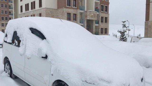 Sarıkamış’ta kar yağışı etkili oldu, araçlar yolda kaldı