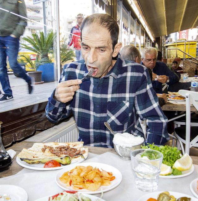 Sağlığına kavuşunca ilk işi 'Adana kebap' yemek oldu