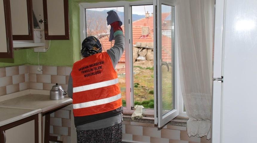 Akşehir Belediyesinin yaşlılara evde temizlik hizmeti s&uuml;r&uuml;yor