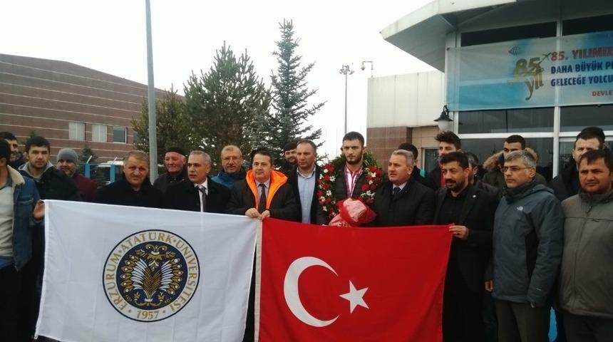 Avrupa şampiyonu &ccedil;i&ccedil;eklerle karşılandı