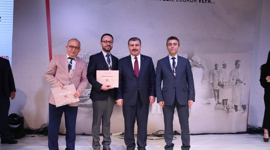 Başarılı doktorlar belgelerini Sağlık Bakanı Koca’nın elinden aldı