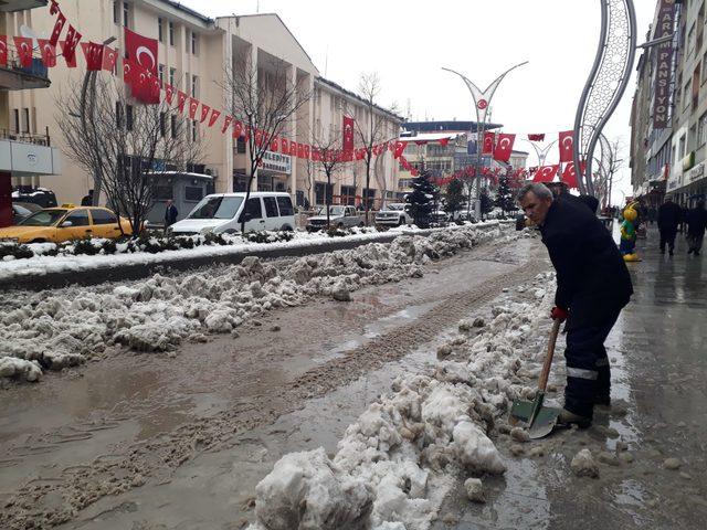 Hakkari'de 64 yerleşim biriminin yolu kardan kapandı