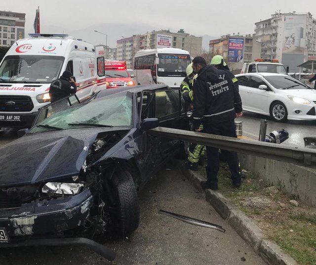 Denizli'de kaza; bariyer, otomobile ve sürücünün karnına saplandı