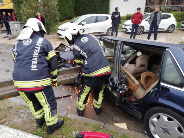 Denizli'de kaza; bariyer, otomobile ve sürücünün karnına saplandı