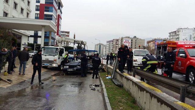 Denizli'de kaza; bariyer, otomobile ve sürücünün karnına saplandı