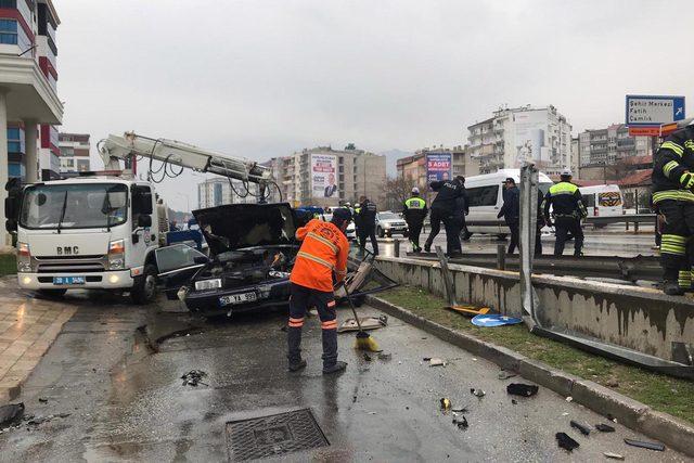 Denizli'de kaza; bariyer, otomobile ve sürücünün karnına saplandı