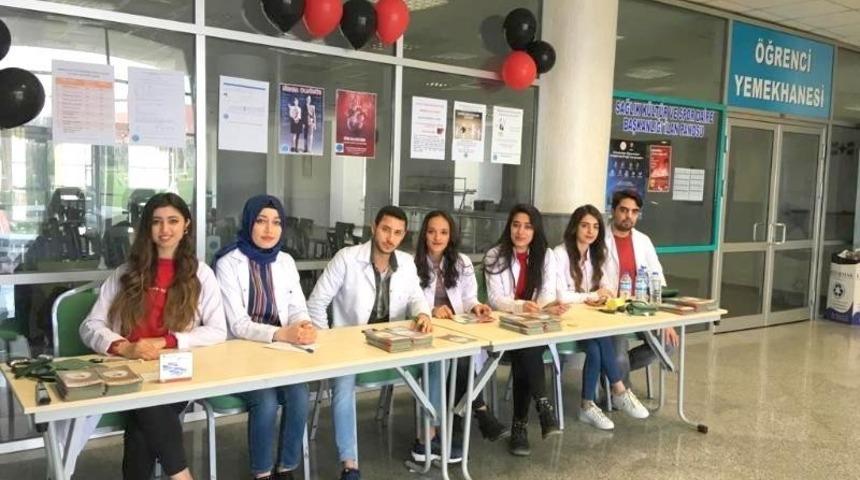Hemşirelik B&ouml;l&uuml;m&uuml; &ouml;ğrencileri bilgilendirme standı a&ccedil;tı