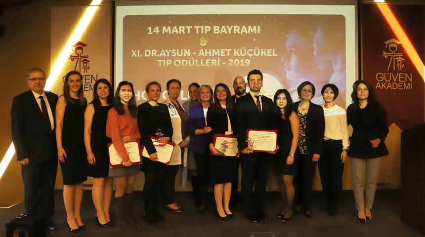 Dr. Aysun-Ahmet K&uuml;&ccedil;&uuml;kel Tıp &Ouml;d&uuml;lleri sahiplerini buldu