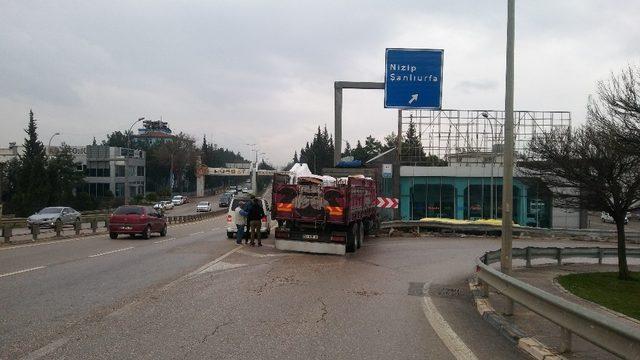 Yön tabelasına çarpan kamyon sürücüsü yaralandı