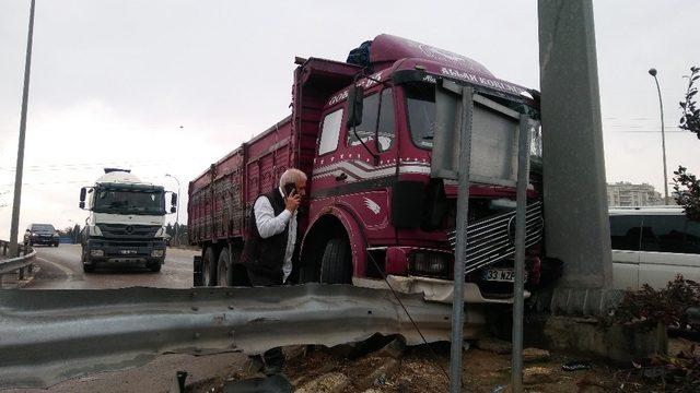 Yön tabelasına çarpan kamyon sürücüsü yaralandı