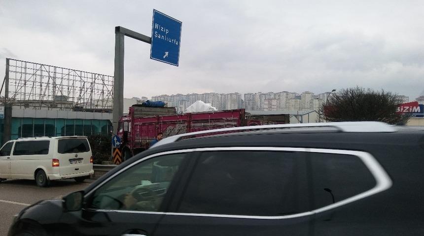 Y&ouml;n tabelasına &ccedil;arpan kamyon s&uuml;r&uuml;c&uuml;s&uuml; yaralandı