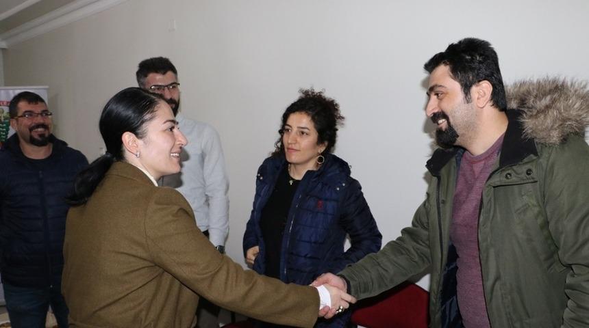 Karak&ouml;pr&uuml; adayı Aslan, sağlık &ccedil;alışanlarına karanfil dağıttı