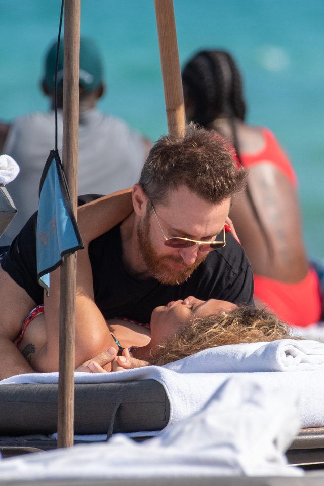 DJ David Guetta ve 24 yaş küçük sevgilisi plajda aşka geldi 5