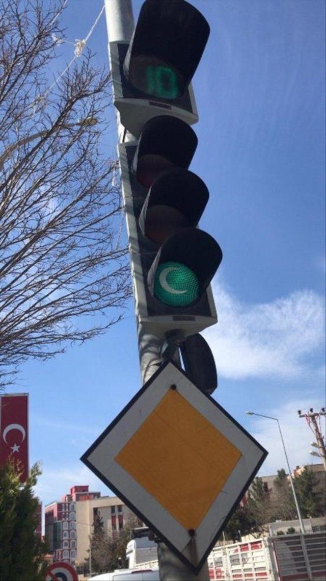 Trafik ışıkları Yeşilay için hilale büründü