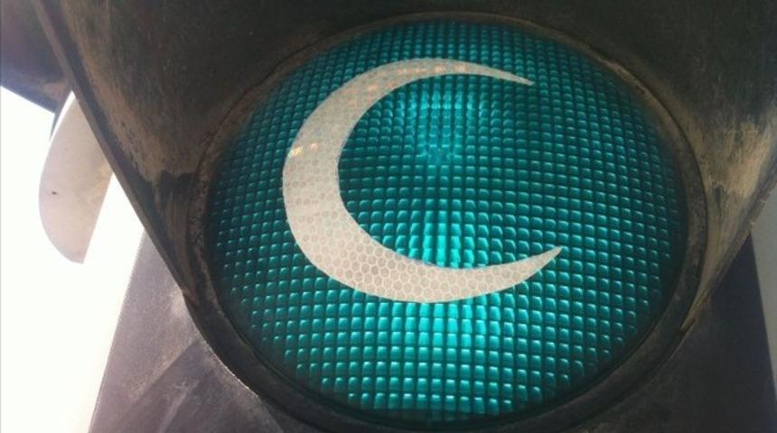 Trafik ışıkları Yeşilay i&ccedil;in hilale b&uuml;r&uuml;nd&uuml;