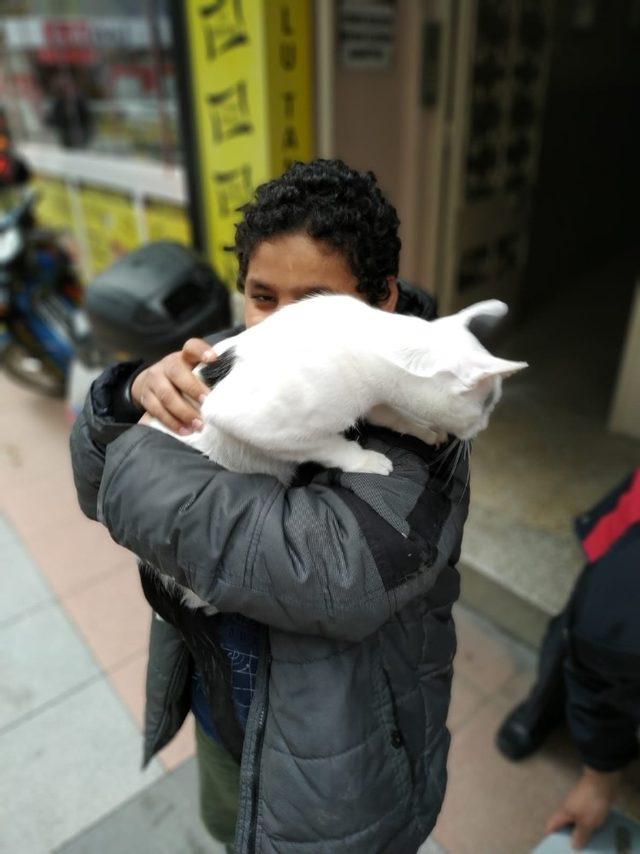 Küçük çocuk, kurtarılan kedisine sıkı sıkı sarıldı