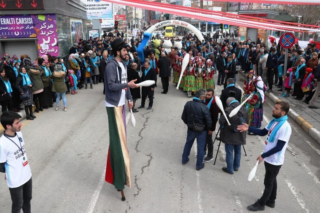 &rsquo;Shopping Fest&rsquo; muhteşem g&ouml;sterilerle start aldı