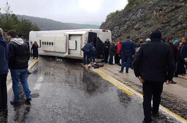 Bursa'da cenazeye gidenleri taşıyan otobüs devrildi: 35 yaralı (2)- Yeniden