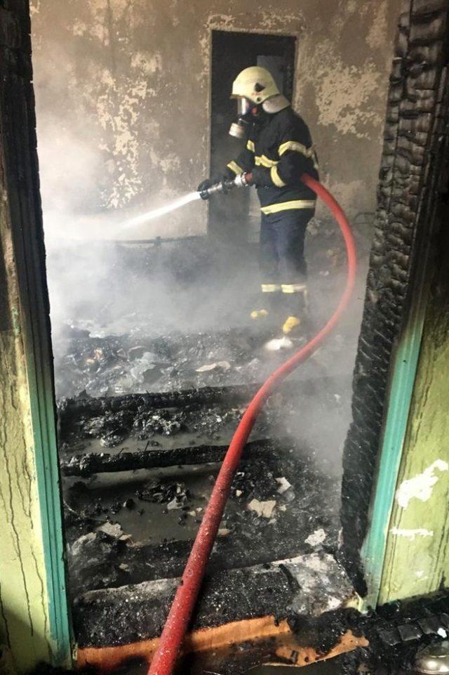 Sobadan sıçrayan alev bir evi küle döndürdü