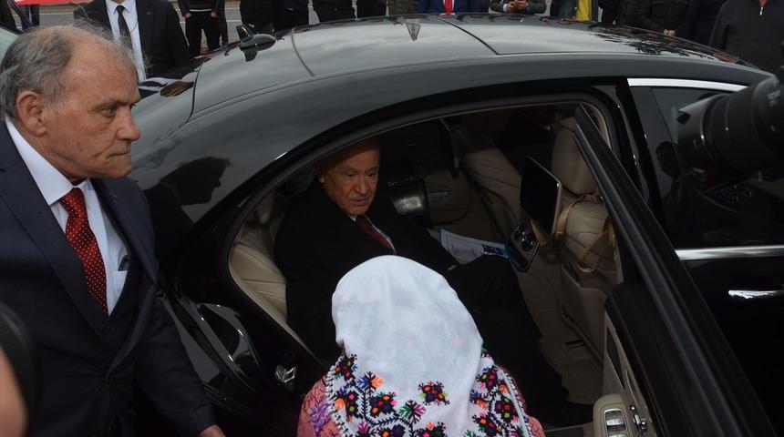 MHP Genel Başkanı Bahçeli, Mengen'de vatandaşları selamladı