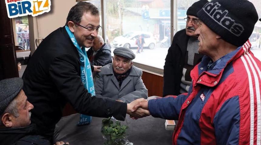 Başkan adayı Deniz Köken "sevgi yürüyüşü"nde vatandaşlara çiçek dağıttı