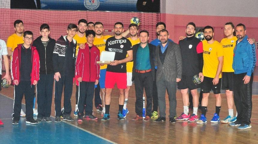 Öğrencilerden Yozgat Bozokspor’a tatlı ikramı