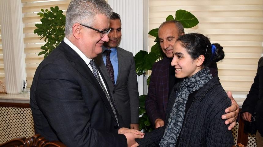 G&ouml;rme engelli kızın şampiyonluk azmi engel tanımadı