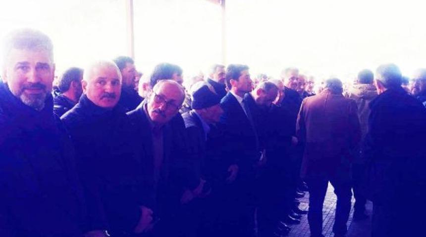 CHP'li milletvekilinin ayakkabıları kayboldu, terlikle cenaze namazı kıldı