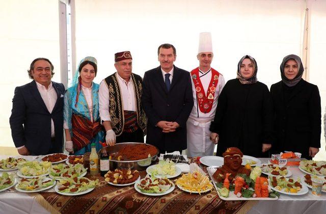 Çiğ köfte Festivali’nde vatandaşlara 2 ton çiğ köfte ikram edildi