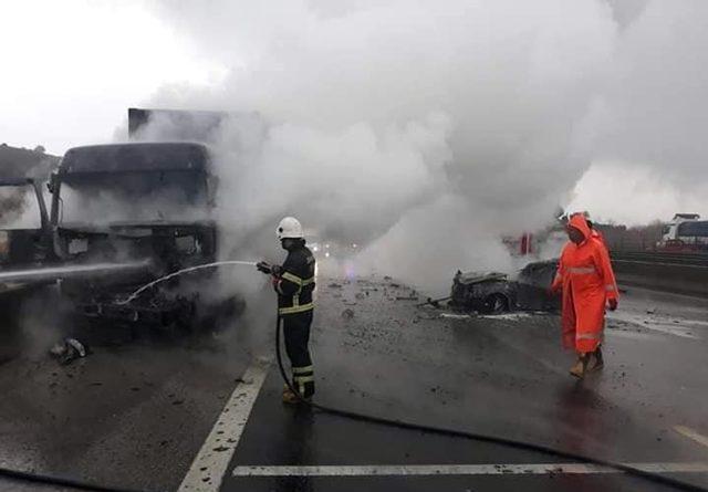 Osmaniye’de otomobil tıra çarptı: 2 yaralı