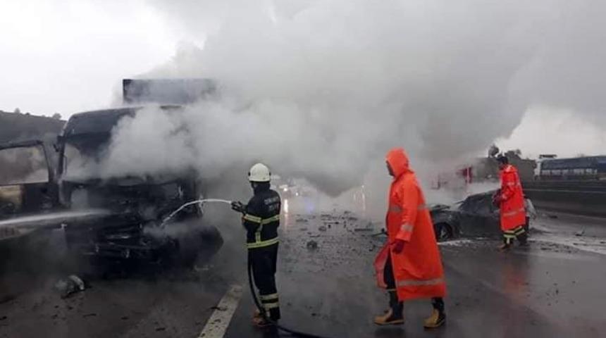 Osmaniye&rsquo;de otomobil tıra &ccedil;arptı: 2 yaralı