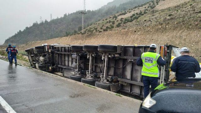 İnşaat malzemesi yüklü TIR devrildi, sürücü hafif yaralandı