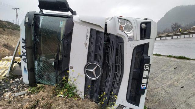 İnşaat malzemesi yüklü TIR devrildi, sürücü hafif yaralandı