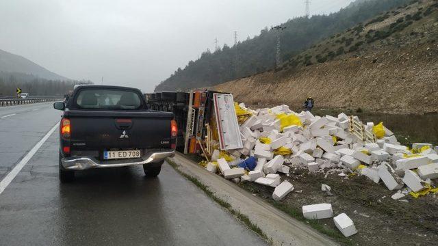 İnşaat malzemesi yüklü TIR devrildi, sürücü hafif yaralandı