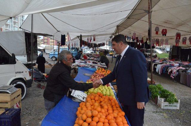 İYİ Partili Parlak, pazar esnaflarıyla buluştu.