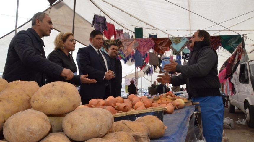 İYİ Partili Parlak, pazar esnaflarıyla buluştu.
