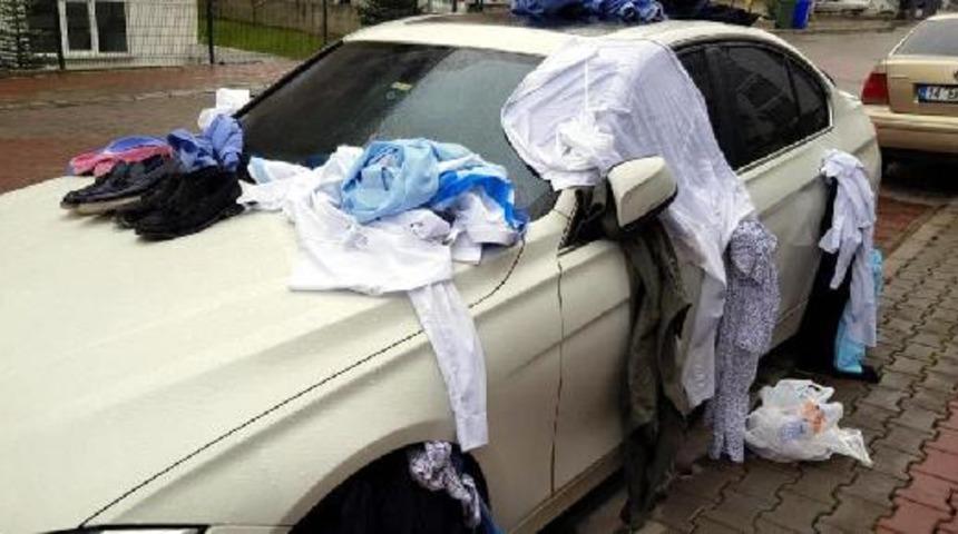 Eve gelmeyen eşinin kıyafetlerini otomobile bağlayıp not yazdı