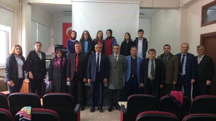 Liseli &ouml;ğrenciler en iyi şiiri okumak i&ccedil;in yarıştı