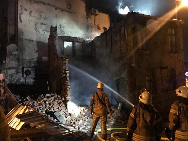 Eyüpsultan'da çatı yanarken arkadaki binada çökme oldu
