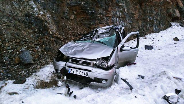 Adıyaman'da otomobil şarampole devrildi: 1ölü, 1'i bebek 2 yaralı