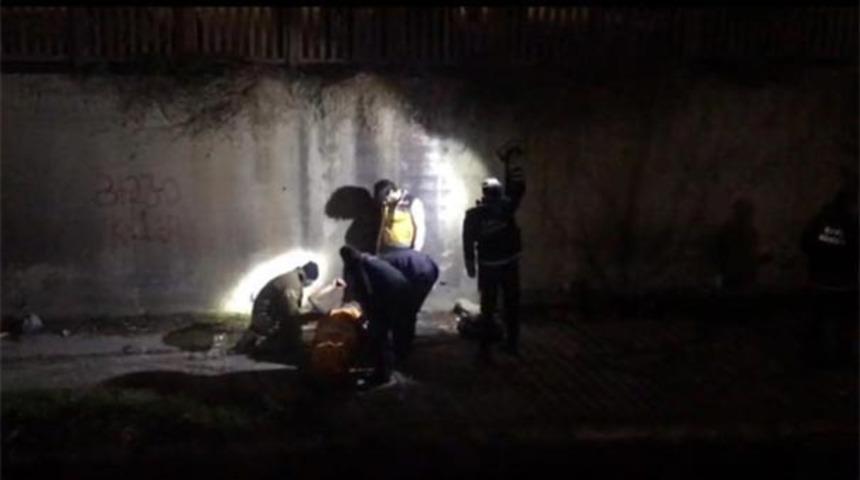 Zeytinburnu'nda korkunç olay! Dövüp dereye attılar