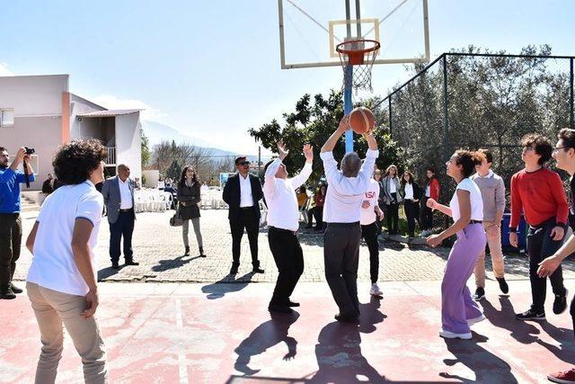 Dr. Mehmet Nil Hıdır gençlerle basketbol oynadı