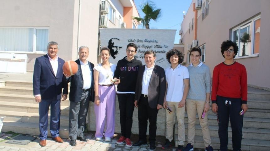 Dr. Mehmet Nil Hıdır gençlerle basketbol oynadı