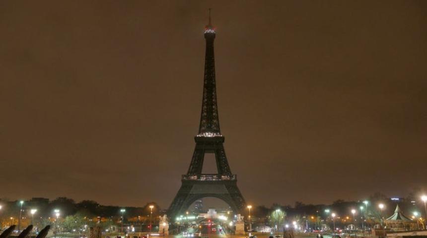 Eyfel Kulesi'nin ışıkları Yeni Zelanda için karartıldı
