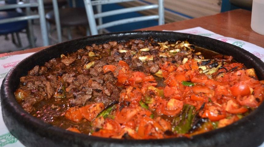 Kahramanmaraş&rsquo;ın vazge&ccedil;ilmez sokak lezzeti &rsquo;&rsquo;Eli B&ouml;ğr&uuml;nde&rsquo;&rsquo;