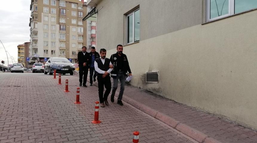 Göçmen kaçakçısı 2 kişi adliyeye sevk edildi