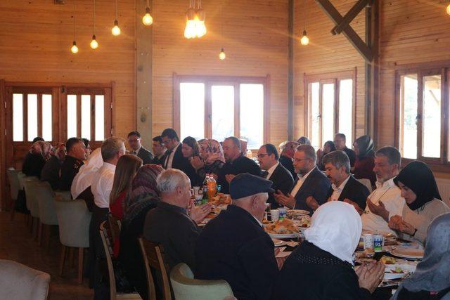 Gediz Kaymakamı Muhammet Önder’den şehit ailelerine yemek