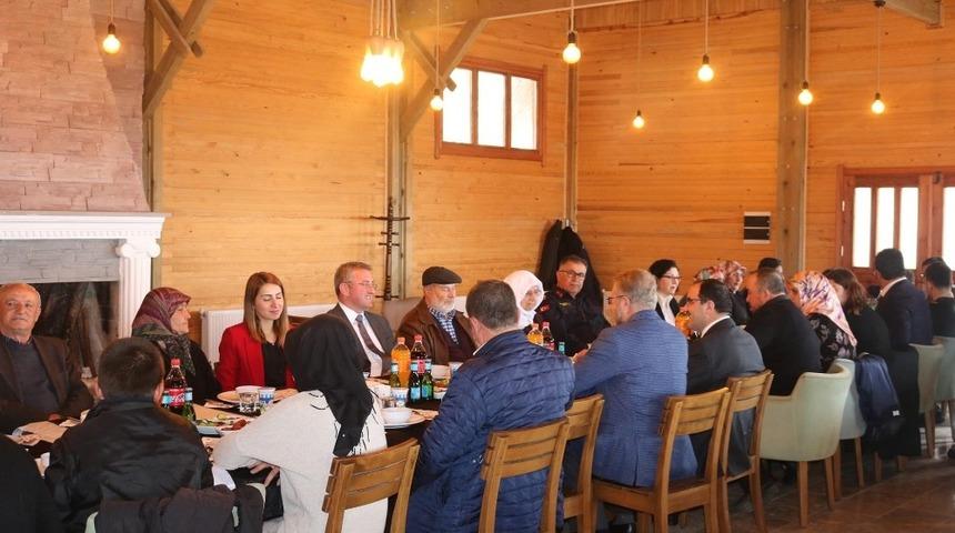 Gediz Kaymakamı Muhammet &Ouml;nder&rsquo;den şehit ailelerine yemek